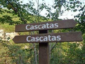 caminhada aldeia mata pequena cheleiros cascatas ancos caminhando-14