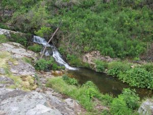 caminhada cascatas penedo furado vila de rei caminhando-33