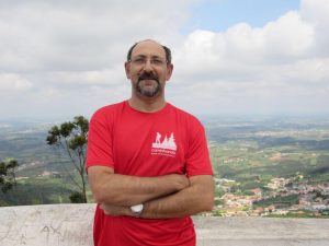 Guia José Rodrigues caminhando