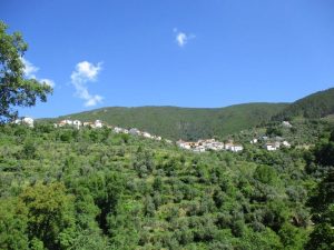caminhada aldeia de cabeça serra da estrela caminhando