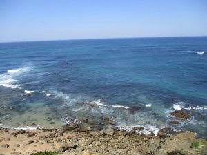 caminhada praia de vale de pombas caminhando