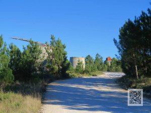 caminhada praia jurassica porto de mós serra de aires e candeeiros caminhando