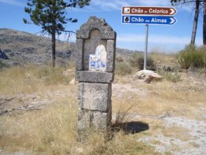 caminhada serra da estrela penhas da saúde poios brancos caminhando
