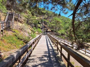 caminhada praia magoito pedra do vento sintra caminhando