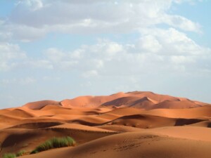 Dunas-de-Erg-Chebbi-Marrocos-caminhando