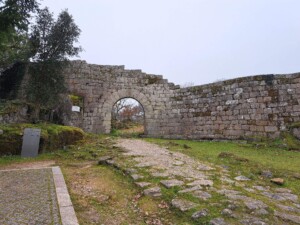 vila-muralhada-castelo-carrazeda-ansiaes-caminhando