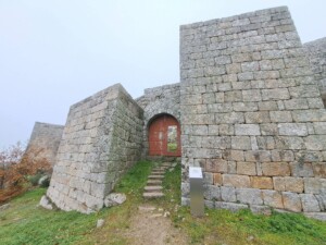 vila-muralhada-castelo-carrazeda-ansiaes-caminhando