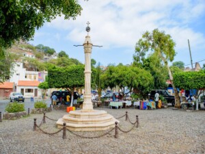 caminhando-cidade-velha-santiago