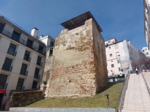 Caminhando_Cerca_Fernandina_Lisboa