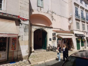 Caminhando_Cerca_Fernandina_Lisboa