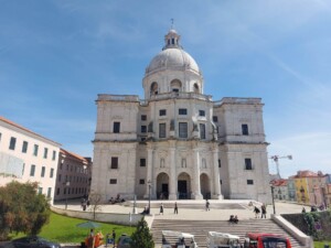 Caminhando_Cerca_Fernandina_Panteão_Nacional_Lisboa