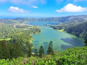 caminhada-miradouro-vista-rei-sao-miguel-caminhando