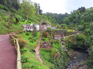 caminhada-ribeira dos-caldeiroes-sao-miguel-caminhando