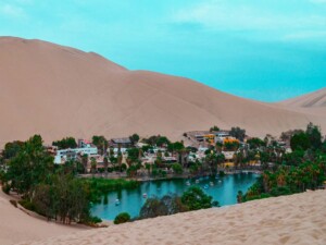 caminhando-huacachina-perus-desert-oasis-peru