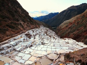 caminhando-salineras-de-maras-peru